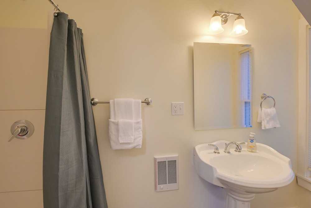 Walk to Sorrento Town Dock: Pet-friendly Apartment