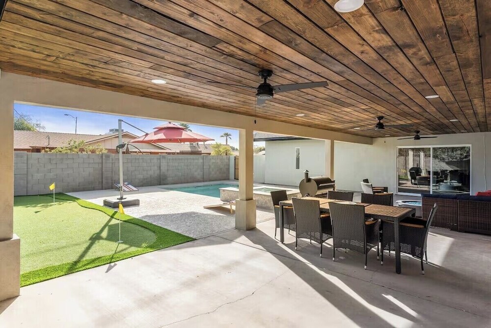 Desert Dream- Retreat with Heated Pool