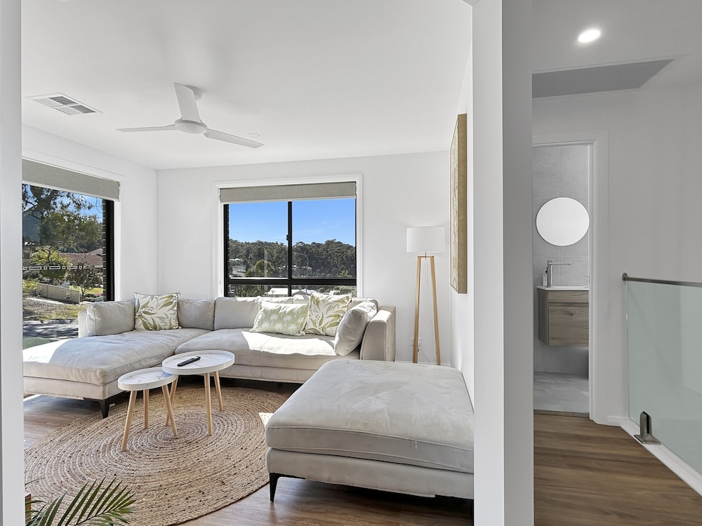 Chic 4-bed Beach House With Sea Views