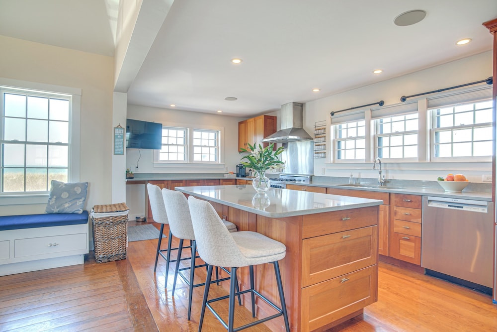 Stunning Ocean View! Beachfront Nantucket Retreat
