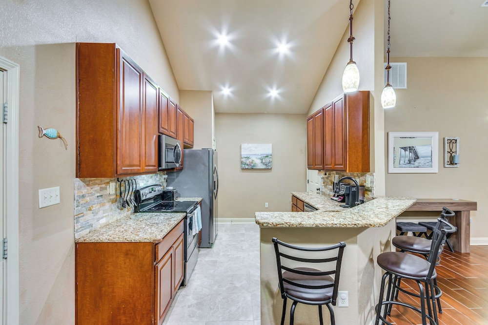 Spacious Yard! Navarre Home in Quiet Neighborhood