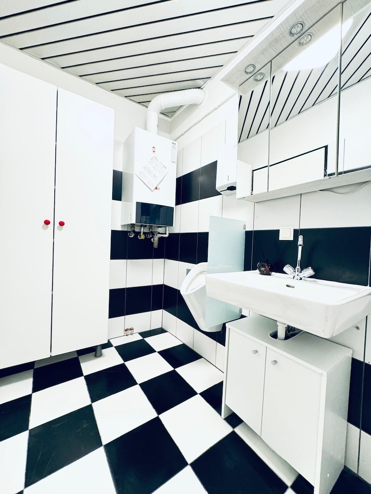 Luxury 7 Bedroom Apartment Sleeps 16