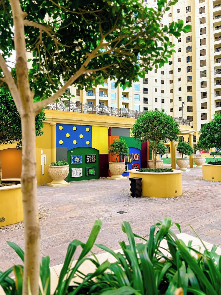Urban Panda Mirror Maze Hostel JBR