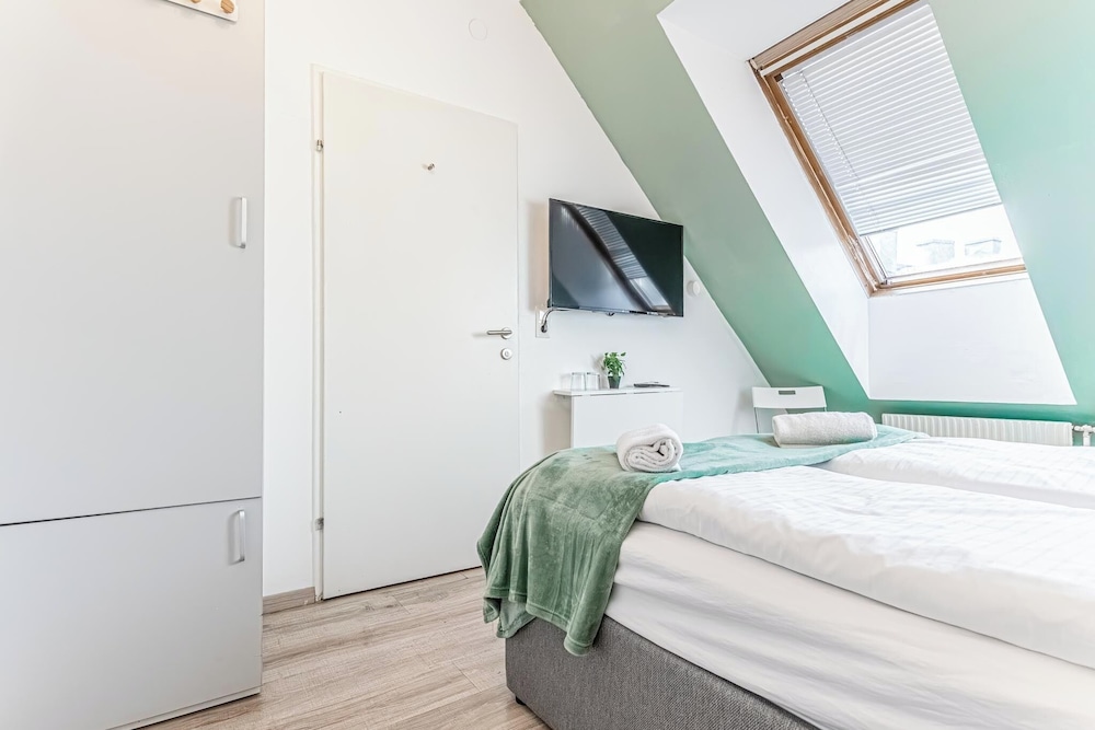 Stunning 12BR Floor For 24 People