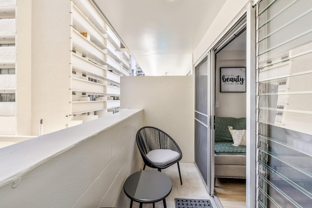 Bright Cozy Condo Unit With Balcony