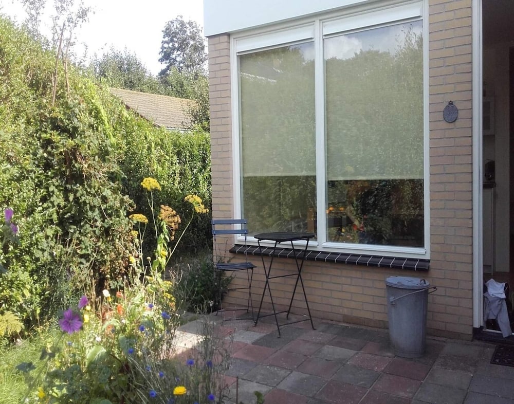 Nice Bungalow With a Sunny Garden