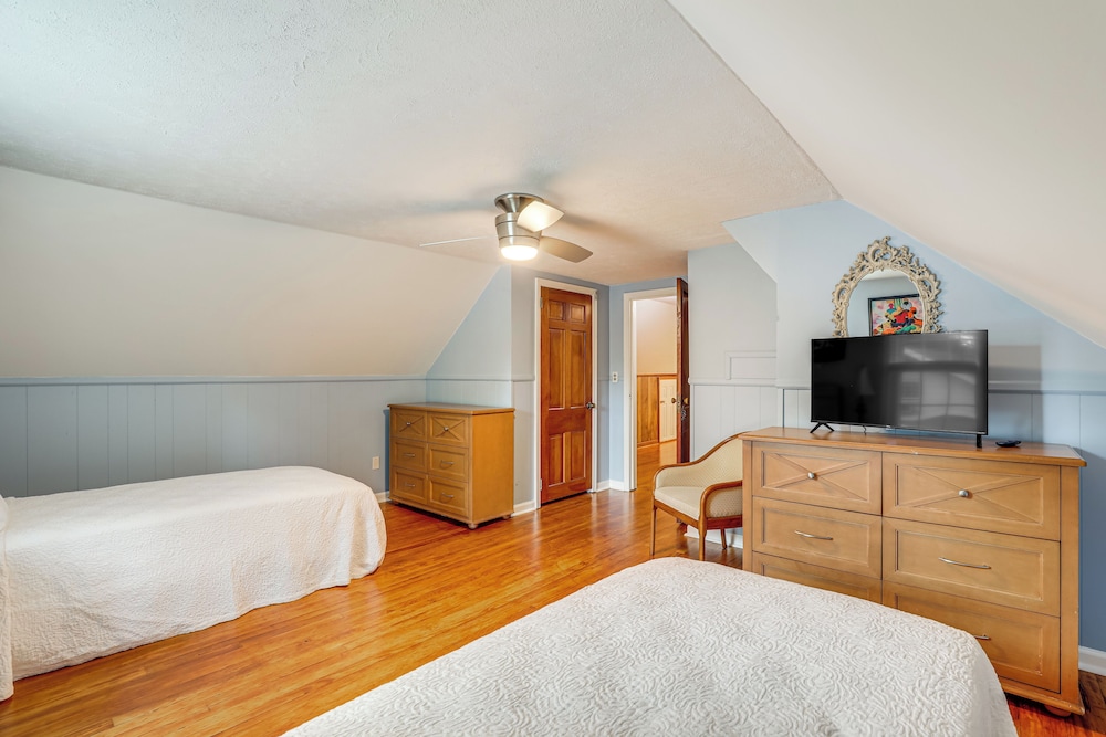 Home 1 Mi to Dtwn Conway: Great for Beach Days!