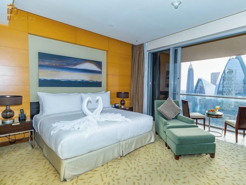 Large Modern 1-Bedroom Apartment in Bay Square 9