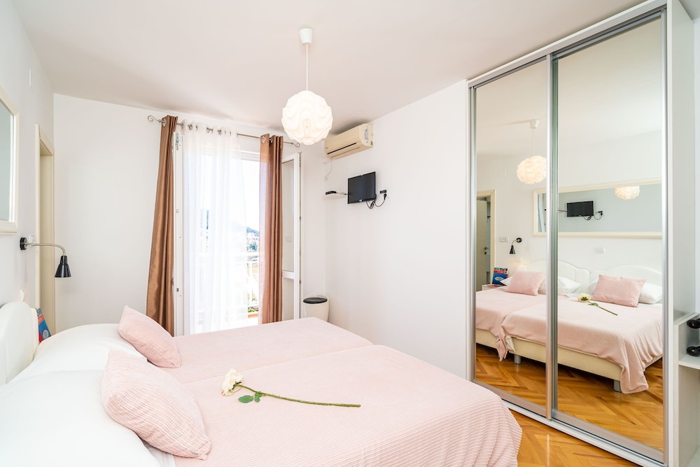Jele Rooms