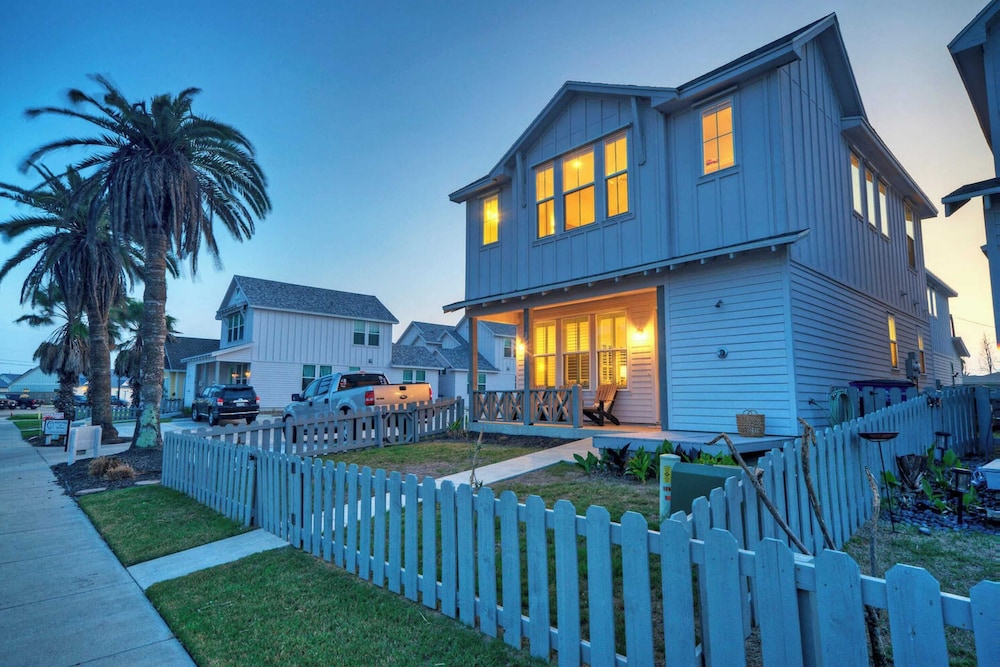 Sleeps 20 2 Homes in Mercer Village w/ Pool Heart of Old Town, Walkable