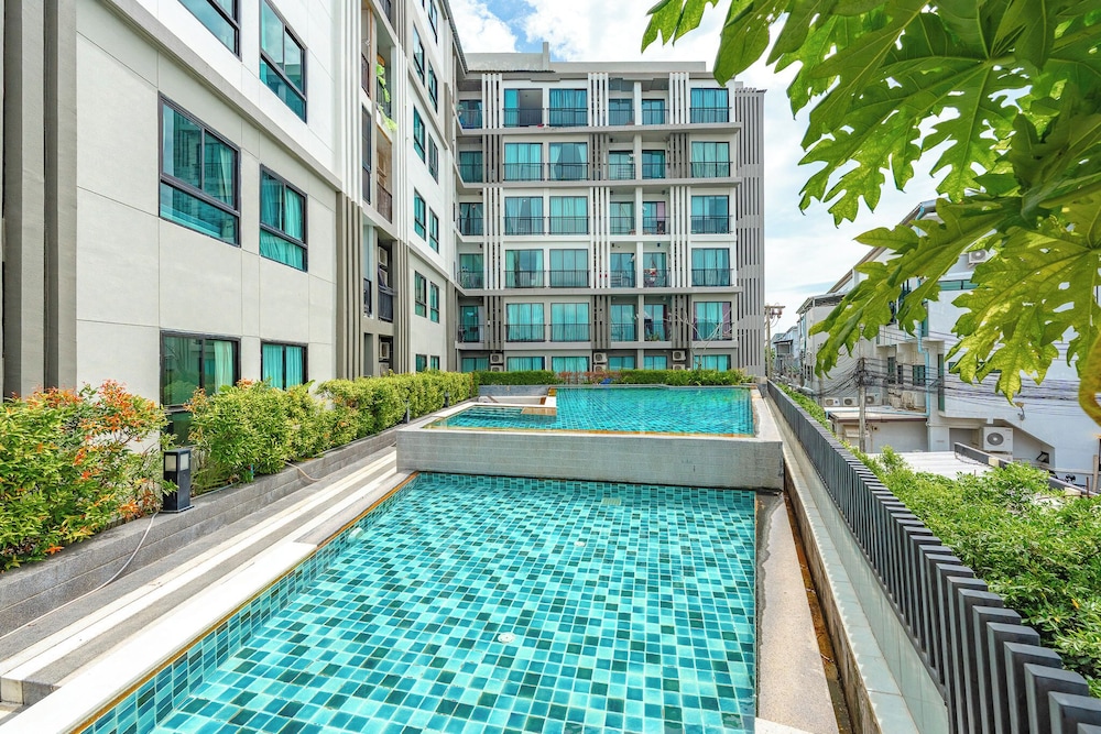 Chic Condo Near Shops & Nightlife C203