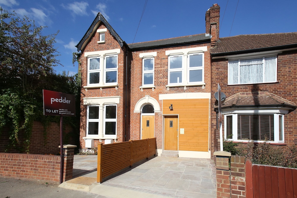 Charming 5 Star 3 Bed London Flat, Garden, Parking