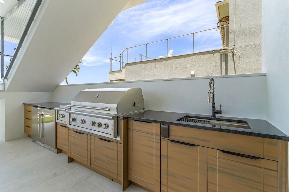 793 Shoreline Estate: 6bd/6br, Luxurious Pool Home On The Water! 6 Bedroom Home