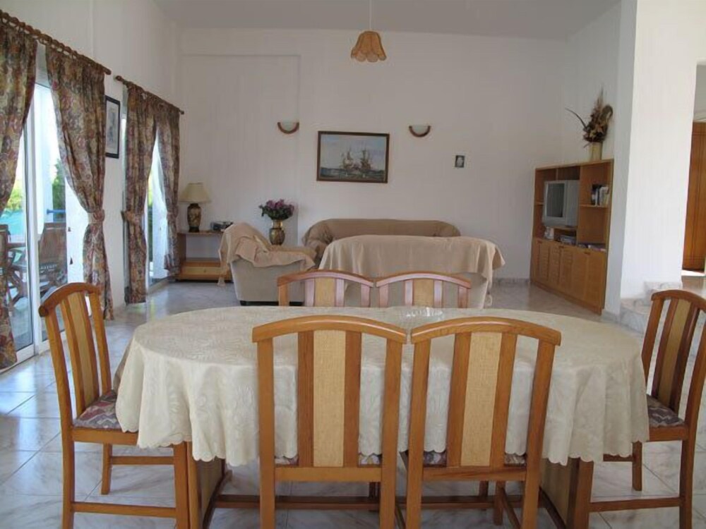 Chriseleni Latchi Villas