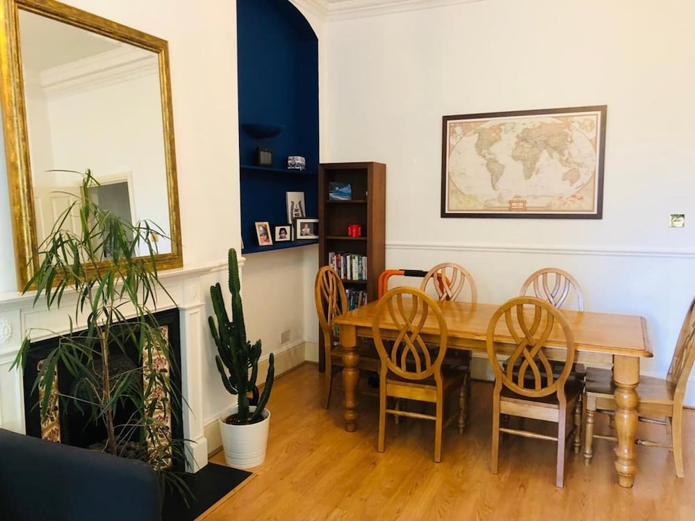 1 Bedroom Flat Sleeps 4 -free Onsite Parking -wifi