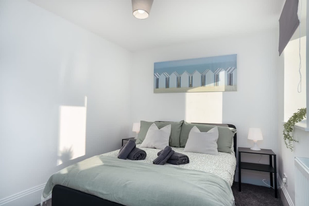 Modern 5 Bed-2 Bath Apartment
