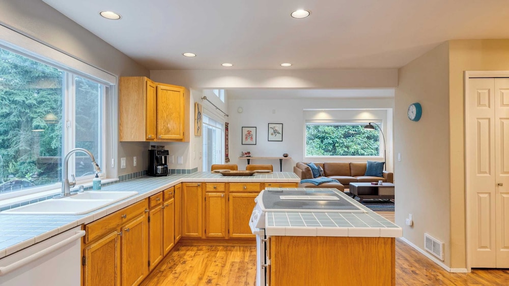 Stylish Forest Getaway on Whidbey Island Near Beaches, Wineries & Trails Cedarview Retreat by Avantstay