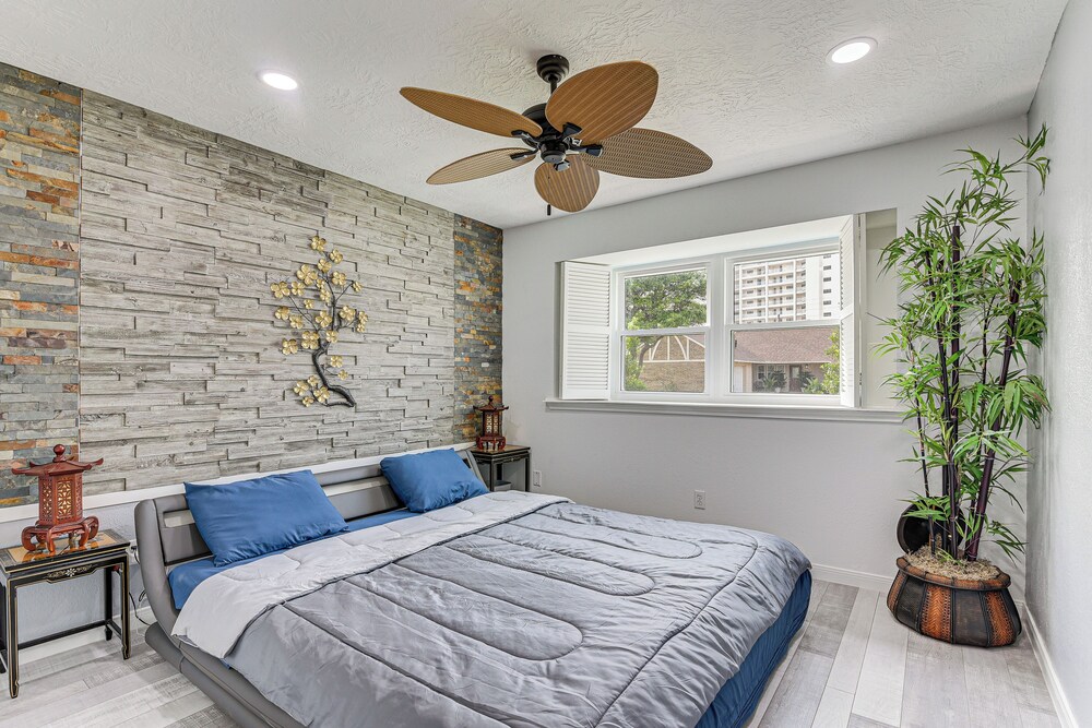 ~ 2 Blocks to Beach: Galveston Group Getaway!