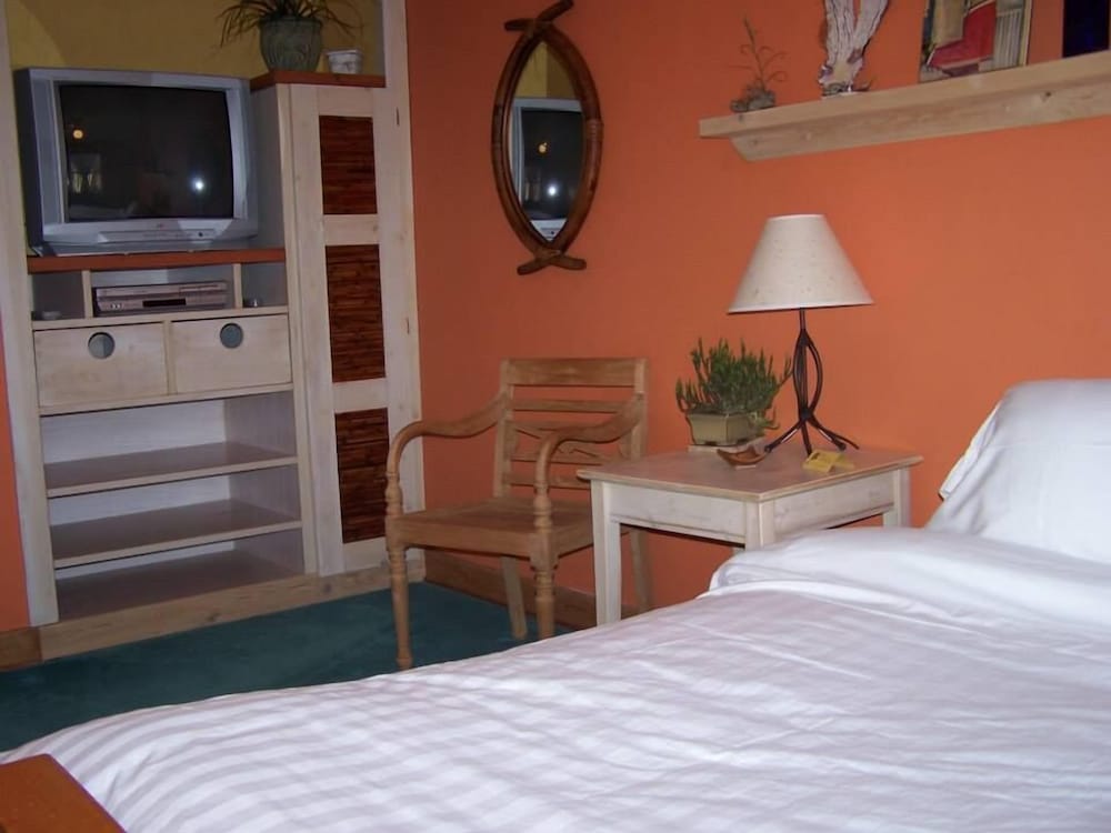 Artisan Upstairs Guesthouse - Image 3