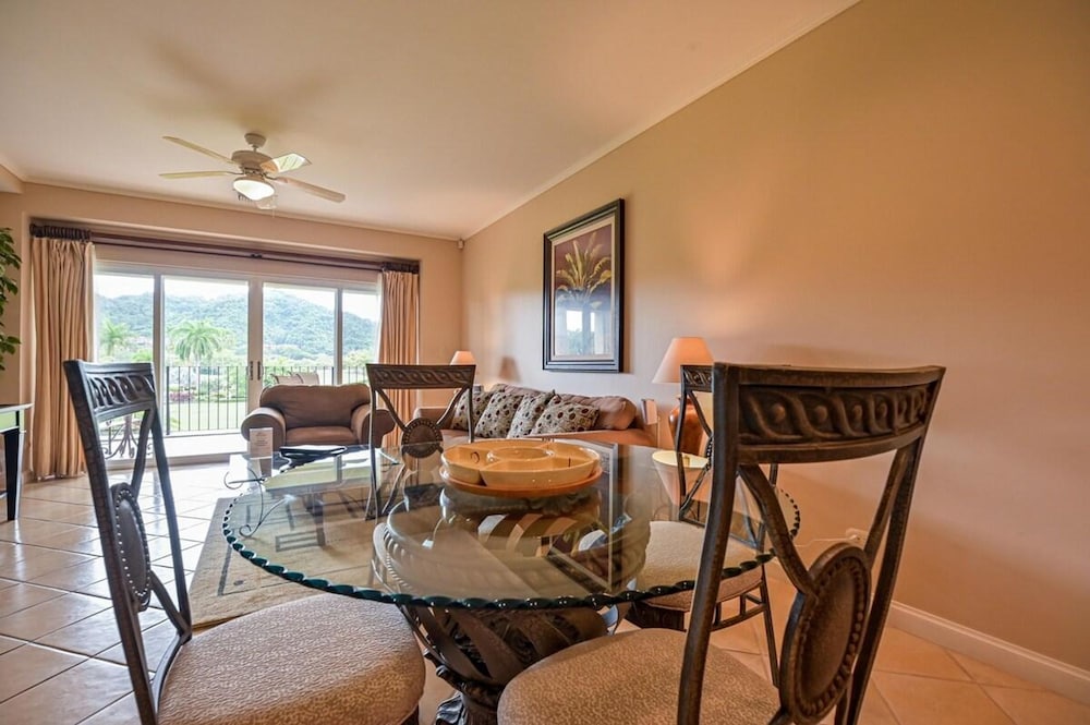 CR Luxury Del Mar 5H 2 Bdrm