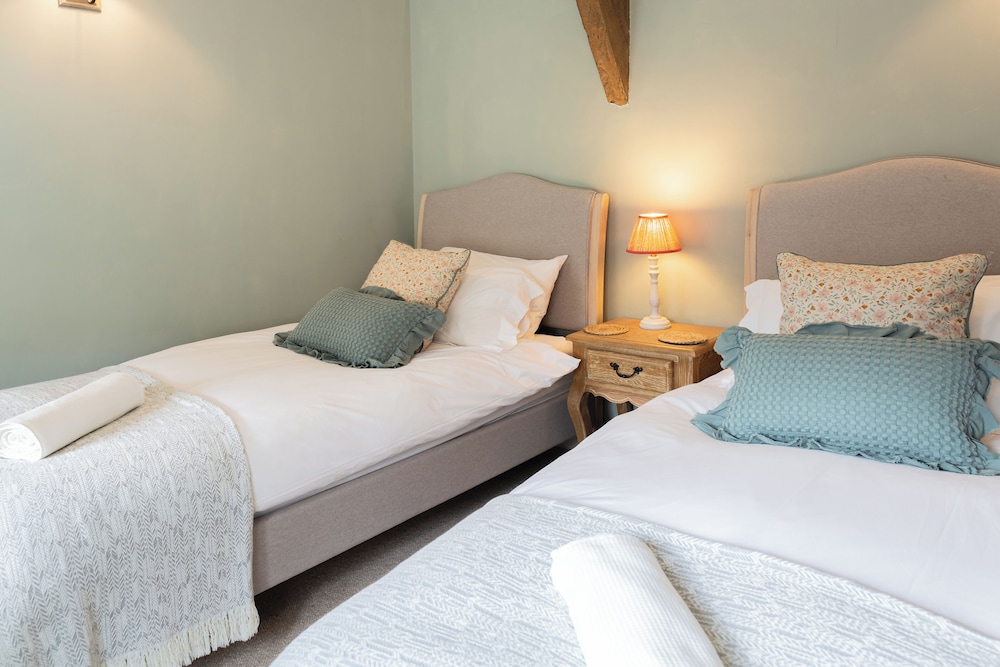 Stroud Vacations - Charming Country Cottage Near Nailsworth - Property Image 1