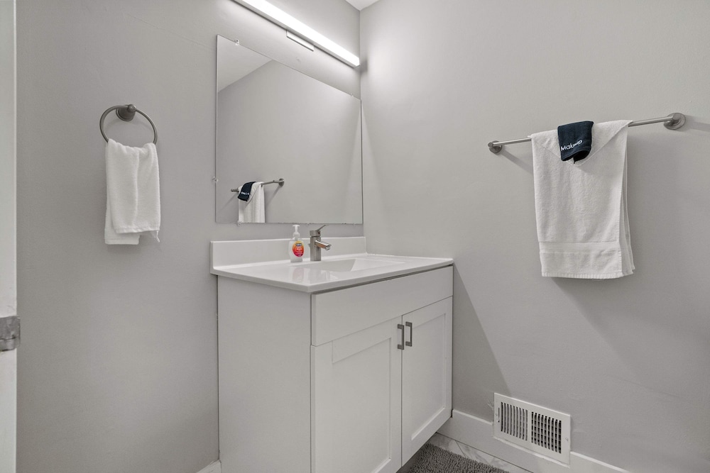 Modern 2BR 2BA Apartment With Pleasant Views