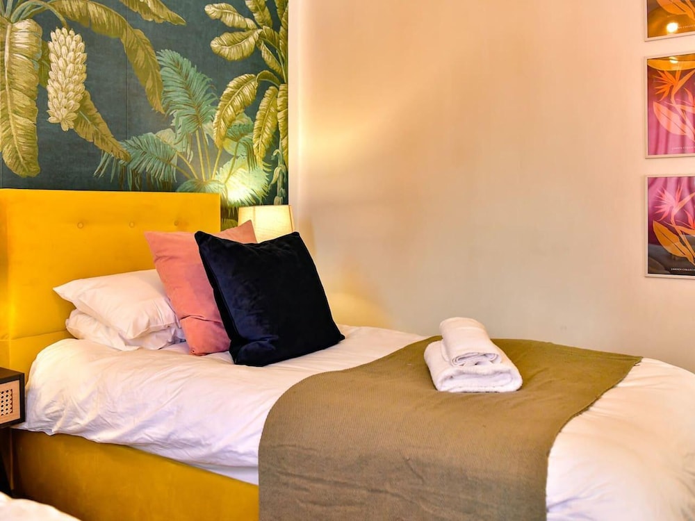 House - Sleeps up to 9 & Free Parking view 3