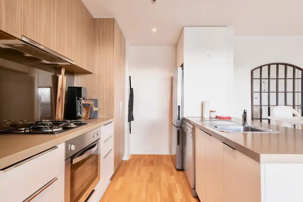 Stylish 2 Bedroom Apartment in Port Melbourne With City Views view 3