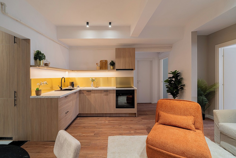 Playful & Trendy 2BR on Regina Elisabeta, Steps to Cismigiu Gardens | Bathtub & Boulevard Views