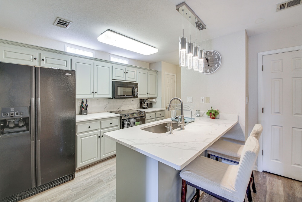 Townhome Near Lake Hamilton & Race Track!