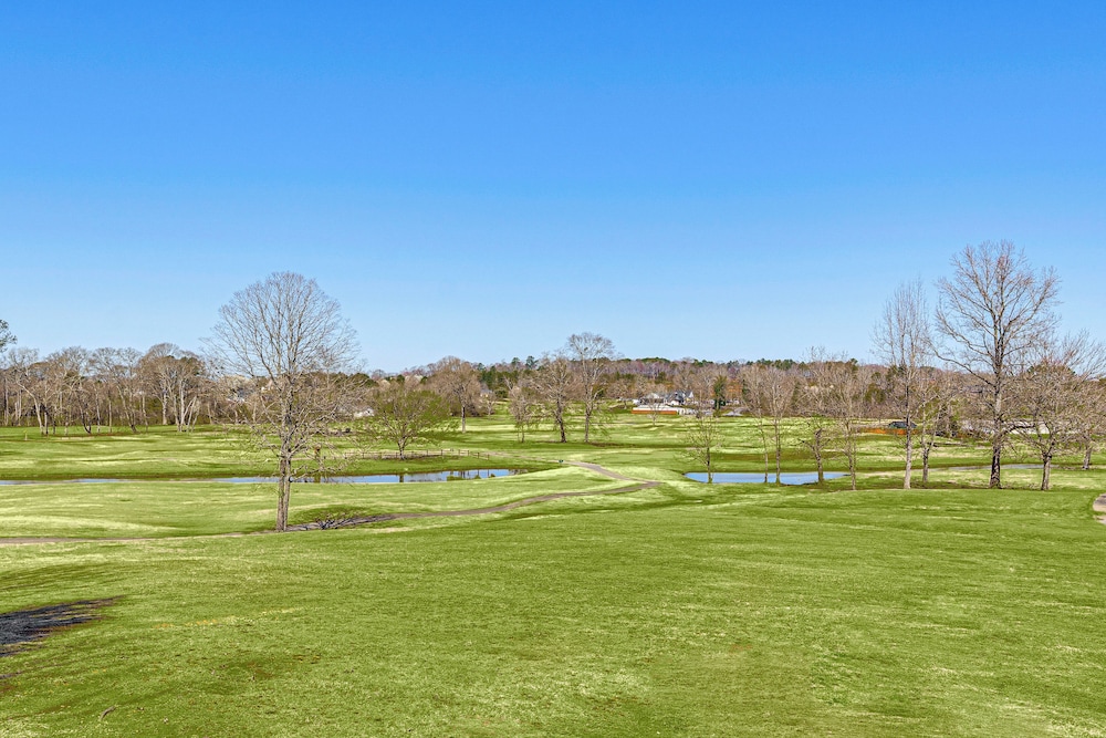 Golfer's Paradise: Meadow Lakes Manor Retreat!