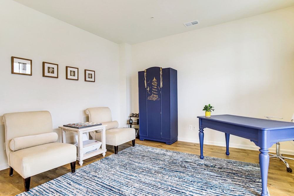 < 1 Mi to Dtwn: Waterfront Townhome in Cambridge!