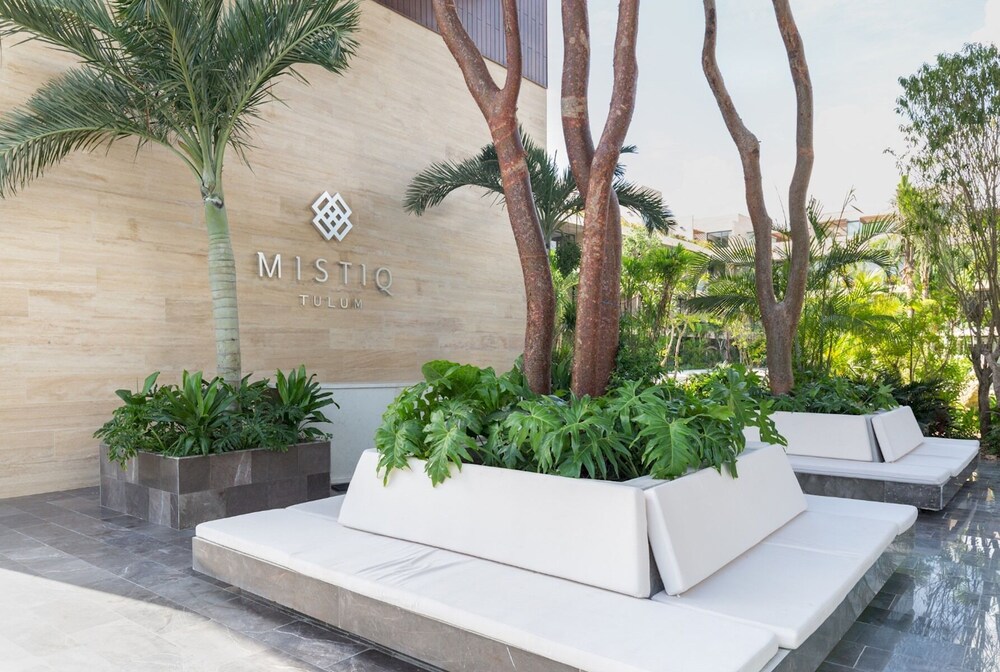 Luxurious Studio Best Ameneties GYM Stunning Pools Shuttle Service Wifi view 5