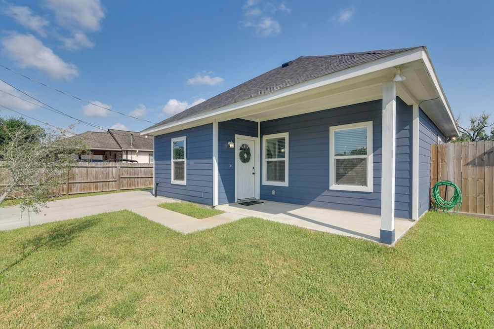 Patio & Fenced Yard: Home Close to Dtwn Houston!