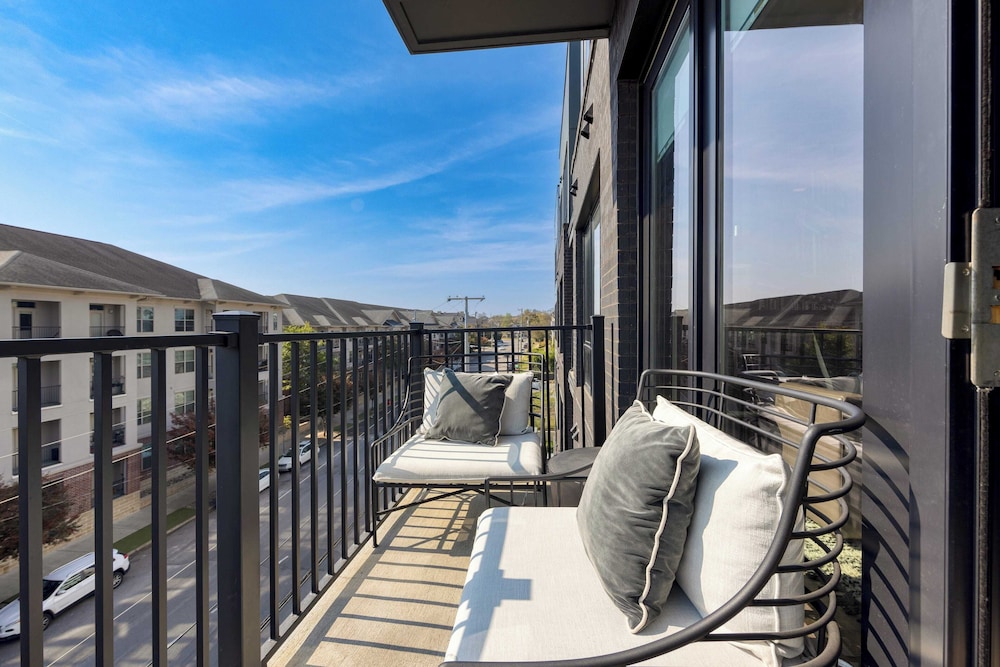 Sleeps 24 4 Modern Midtown Apartments w/ Gym + Pool Walkable to Shops & Eats