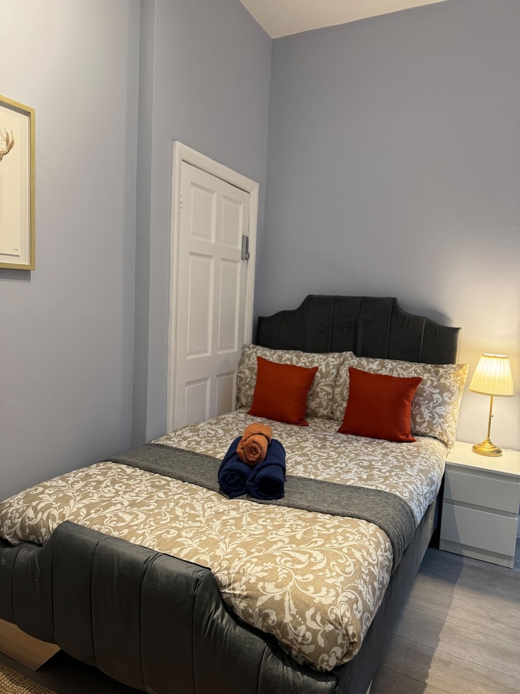 Studio - Sleeps 2 - Parking - Close to Paddington