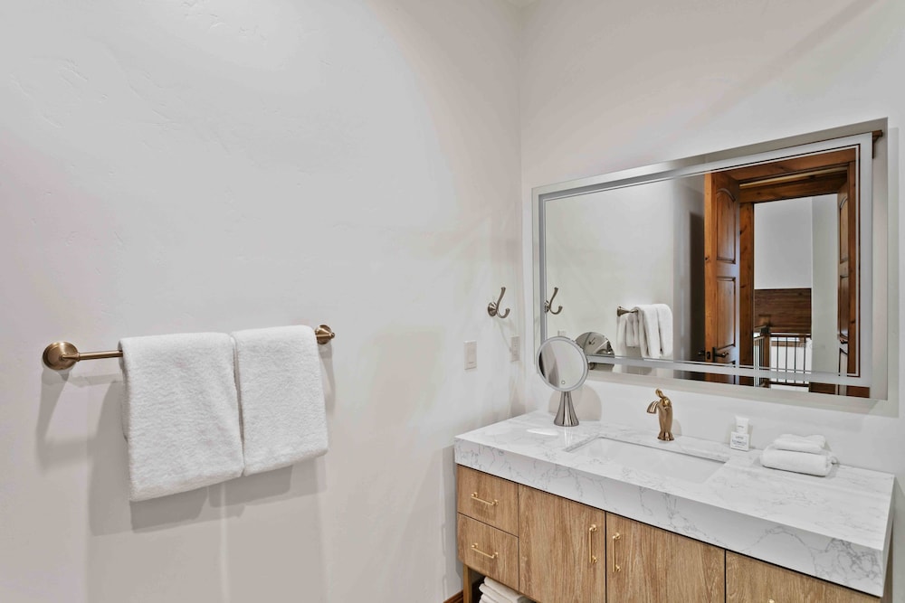 6565 Lookout Drive - Four Bedroom with Spa 4 Condo