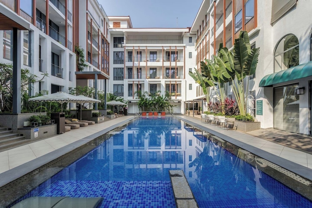 Hidden Gem Luxe Suite w Pool View - 1km to Beach