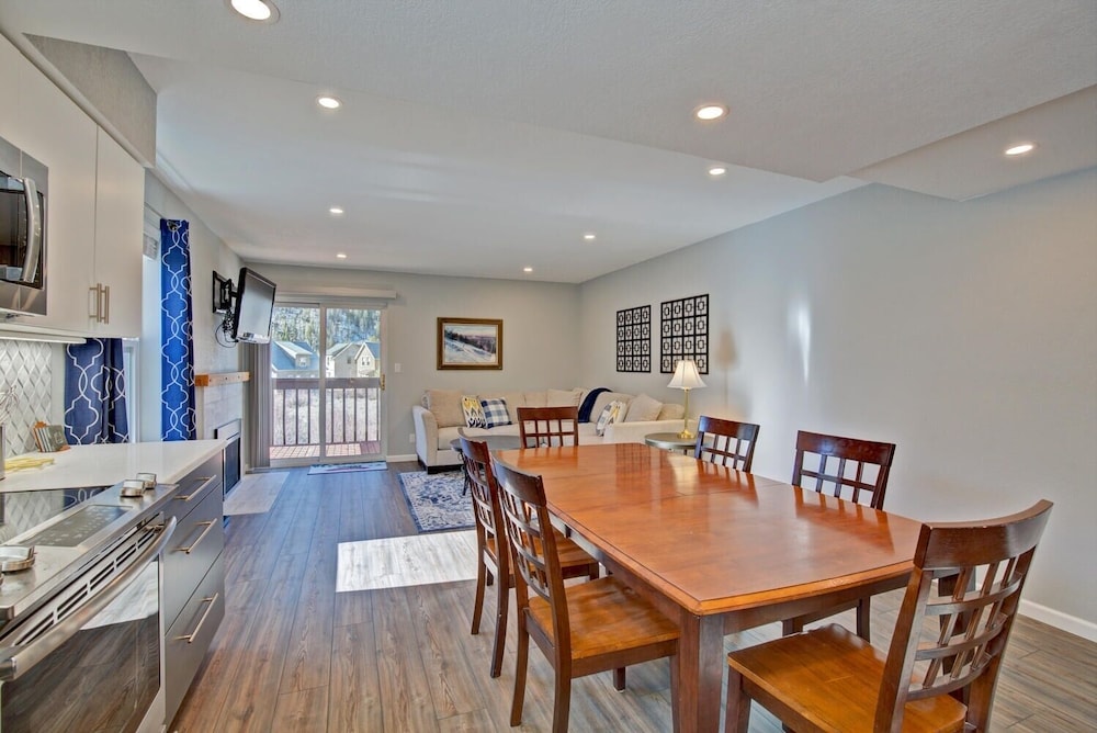 Mountainside 272h 2 Bedroom Condo by RedAwning