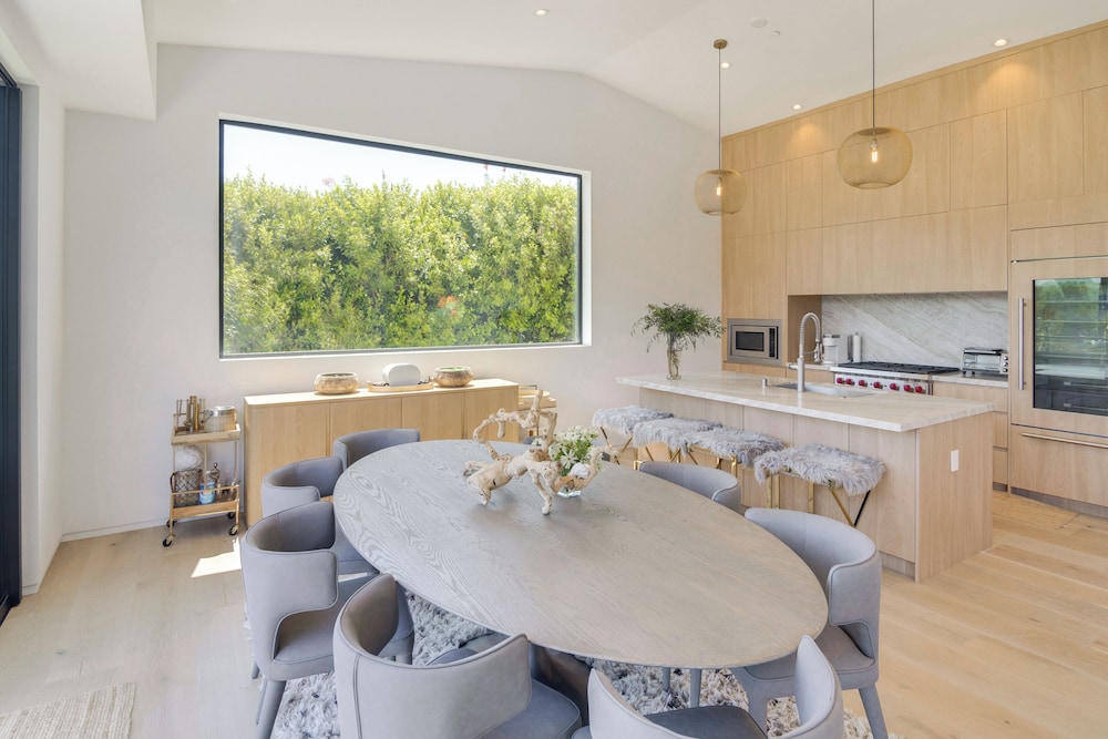 1 Mi to Point Dume: Mtn-view Escape w/ Patio!