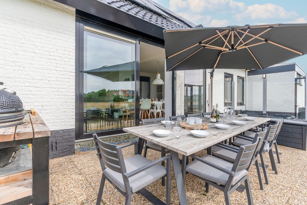 Luxury 10-person Family Villa