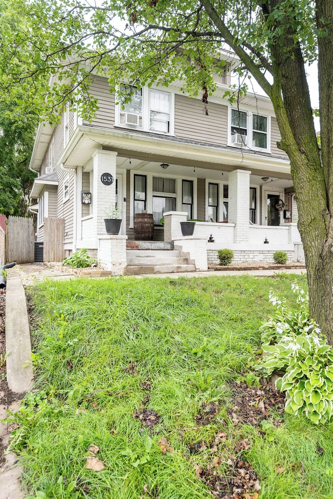 Spacious Duplex for 14 in Downtown