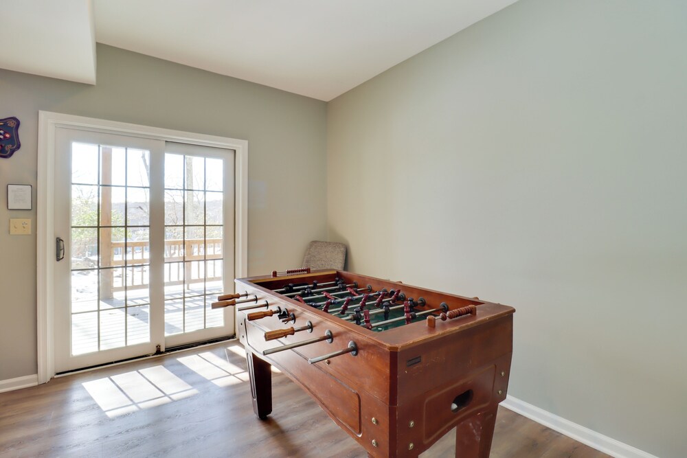 Hot Tub & Community Perks: Big Boulder Lake Escape