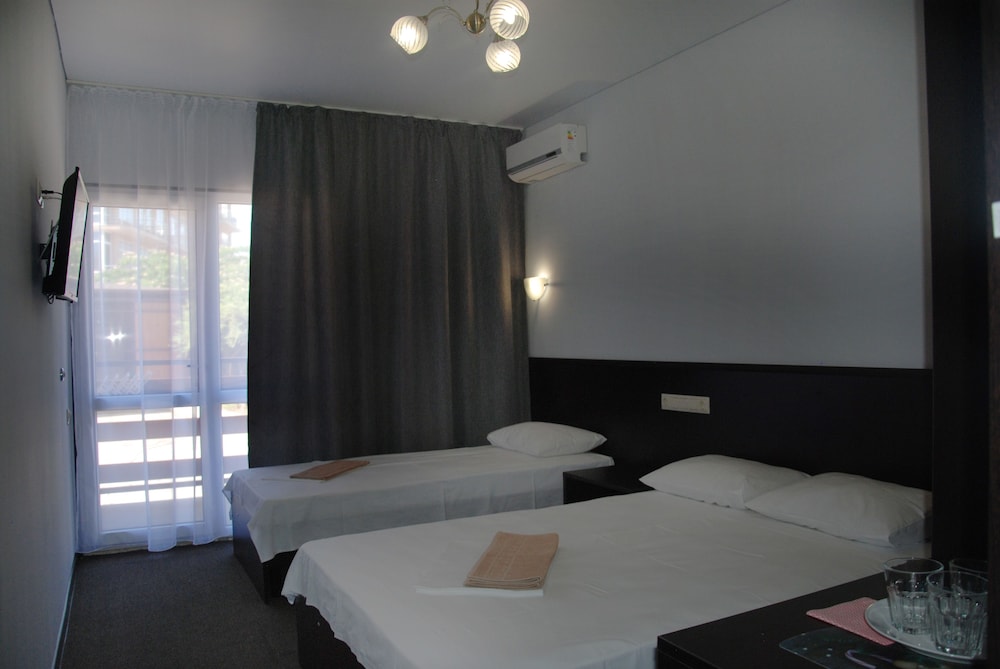Peak Season Hotel