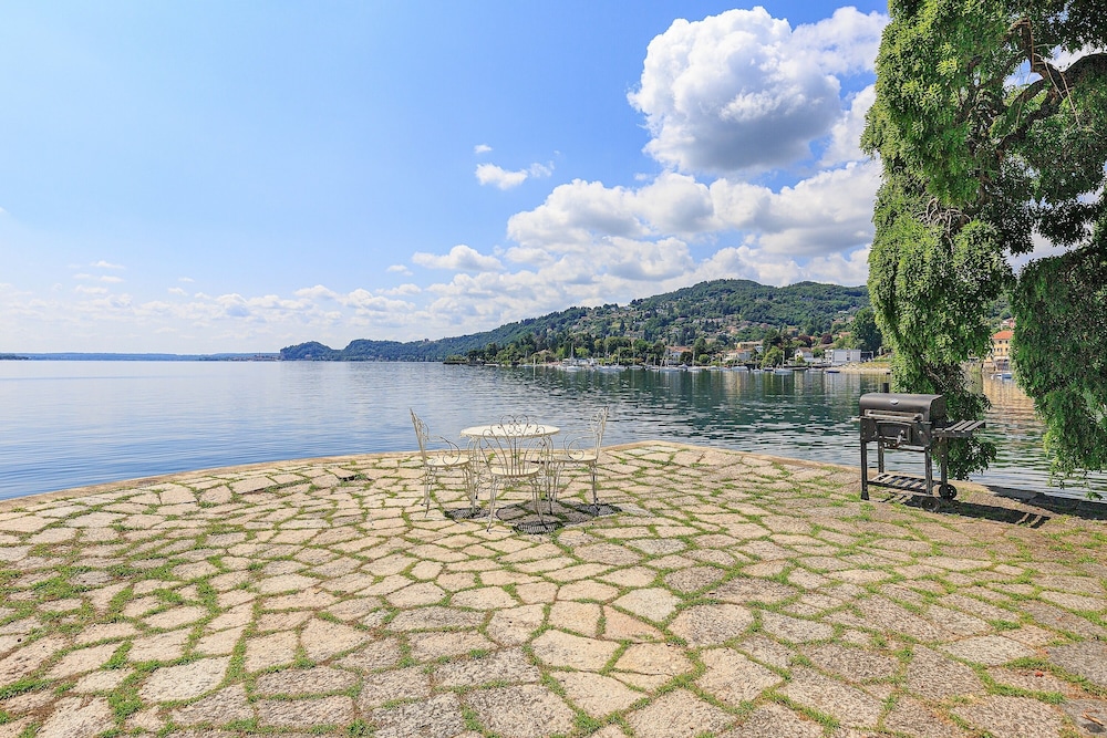 Lakefront Holiday Home
