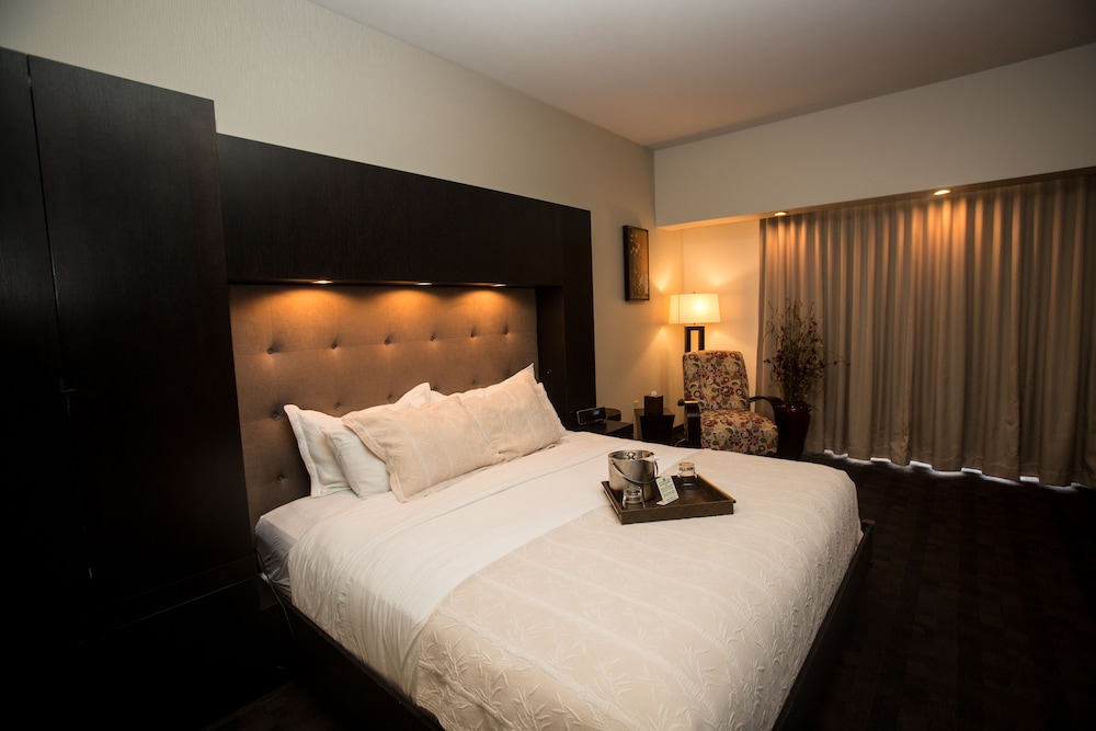 Burlington Vacations - The Catfish Bend Inn  Spa - Property Image 5