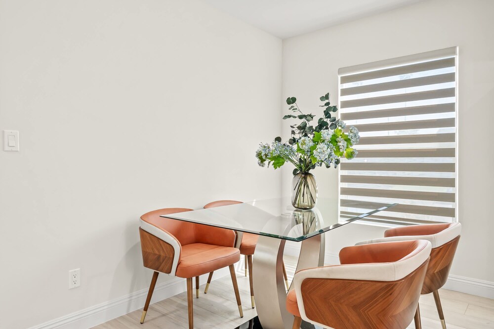 Stylish New Home Bright Modern Fully Stocked