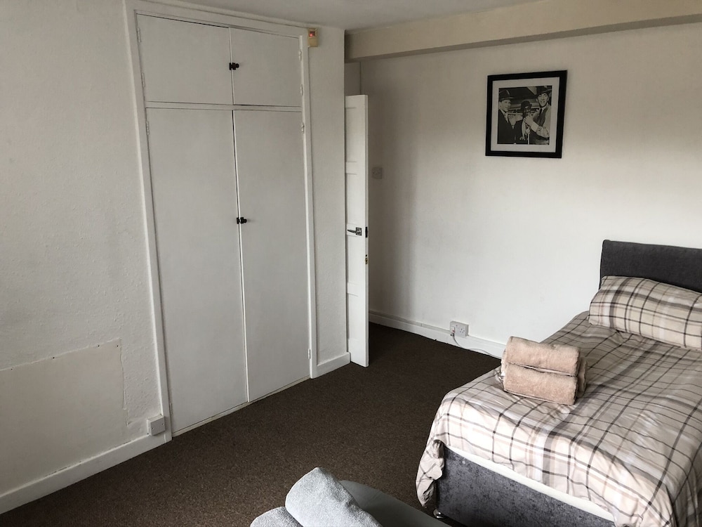 Lovely 2-bed Apartment in Solihull view 4