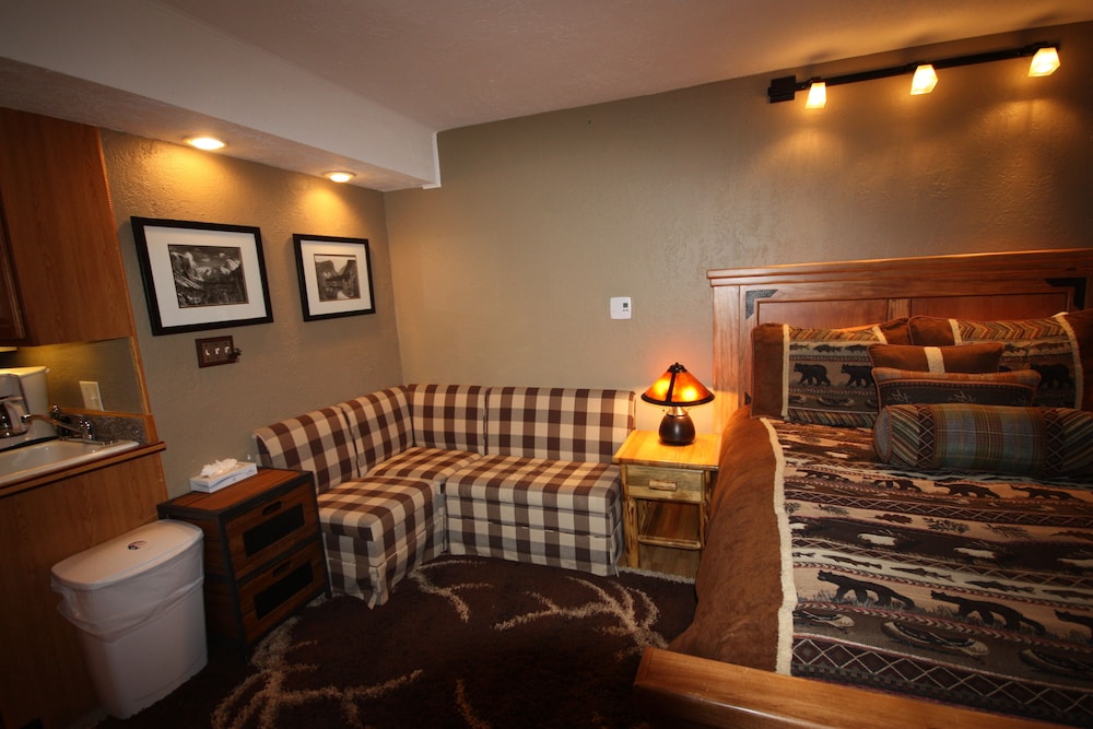 Four O'clock Lodge B05 view 2