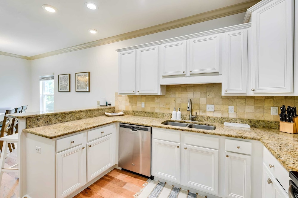 Salty Rose Inn by Avantstay Inlet Beach Home w/ Porch, Firepit & Pool Access